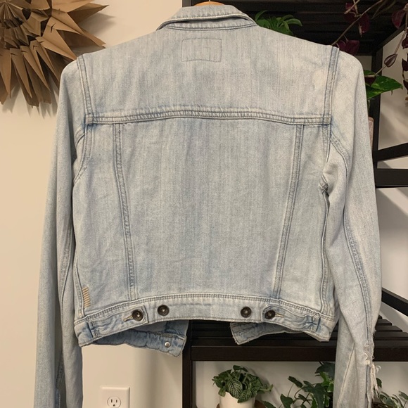 Page Distressed crop Jean jacket - Picture 5 of 9